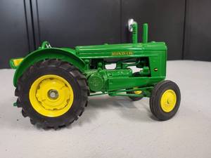 lot 138 image: John Deere Model AR Tractor 116 Scale