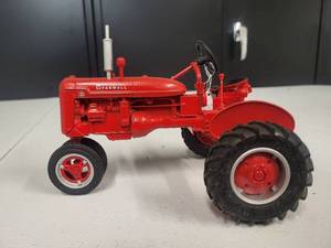 lot 142 image: McCormick Farmall Model D Tractor 116 Scale