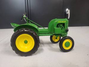 lot 143 image: John Deere Model Unknown Tractor 116 Scale