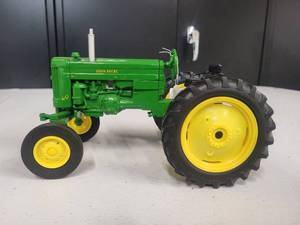 lot 146 image: John Deere Model 40 Tractor 116 Scale