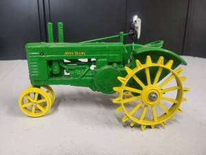 lot 147 image: John Deere Model A Tractor 116 Scale