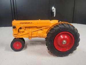 lot 148 image: Minneapolis-Moline Model U Tractor 116 Scale