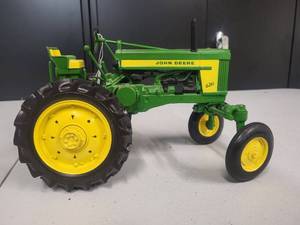 lot 151 image: John Deere Model 620 Tractor 116 Scale