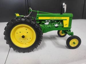 lot 152 image: John Deere Model 620 Tractor 116 Scale