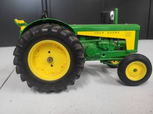 lot 154 image: John Deere Model 830 Tractor 116 Scale