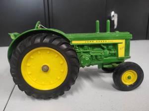 lot 155 image: John Deere Model 820 Tractor 116 Scale