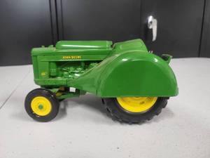 lot 156 image: John Deere Model 60 Tractor 116 Scale