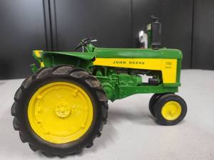 lot 160 image: John Deere Model 730 Clock Tractor 116 Scale