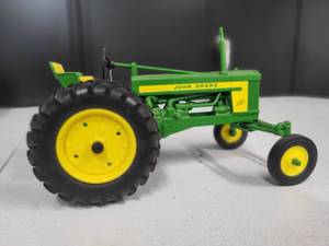 lot 162 image: John Deere Model 520 Tractor 116 Scale
