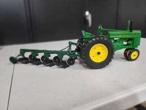 lot 163 image: John Deere Model G with 4 Bottom Plow Tractor 116 Scale