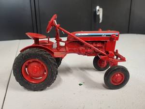 lot 170 image: International Cub Tractor