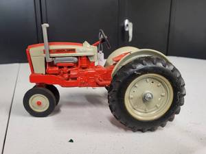 lot 172 image: Ford 901 Select Speed Tractor 116 Scale