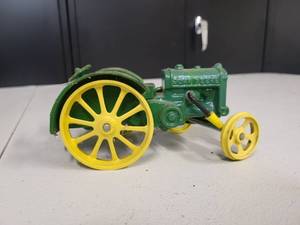 lot 173 image: John Deere Model Unknown Tractor