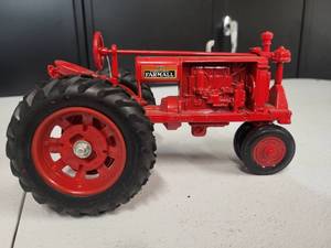 lot 174 image: McCormick Farmall Model F-20 Tractor 116 Scale