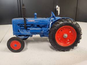 lot 176 image: Fordson Super major Tractor 116 Scale