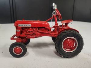 lot 179 image: McCormick Farmall Cub Tractor