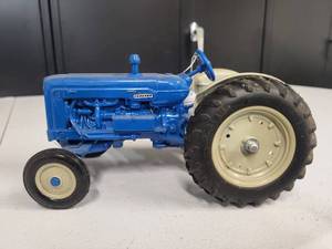 lot 180 image: Fordson Super Major Tractor 116 Scale