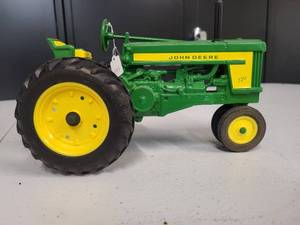 lot 183 image: John Deere Model 720 Tractor 116 Scale