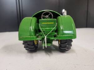 lot 186 image: John Deere Model 620 Tractor 116 Scale