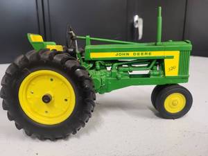lot 189 image: John Deere Model 520 Tractor 116 Scale