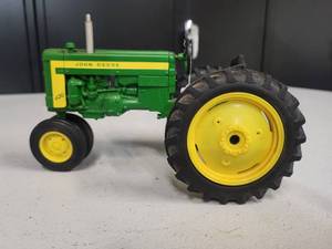 lot 192 image: John Deere Model 420 Tractor 116 Scale