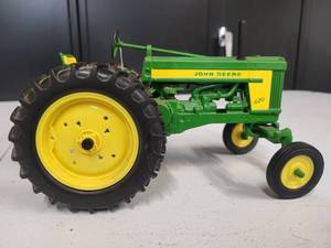 lot 194 image: John Deere Model 620 Tractor 116 Scale