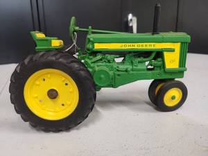 lot 195 image: John Deere Model 720 Tractor 116 Scale