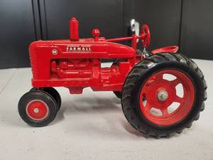 lot 203 image: McCormick Farmall Model M Tractor 116 Scale