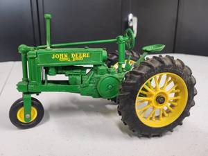 lot 208 image: John Deere Tractor Model BN 116 Scale