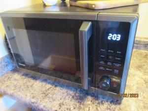 Toshiba Black Stainless Countertop Microwave