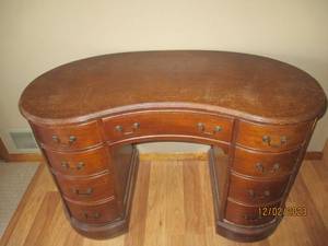 Vintage Wood Bean shaped 9-drawer Vanity Desk. Measures approximately 44.52130