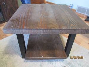 Farmhouse style 2-tier coffee table measures approximately 272616