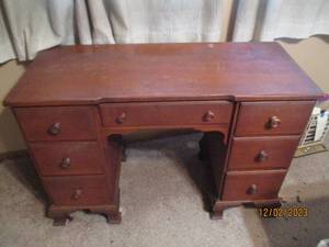 Vintage 7-drawer heavy wood vanity desk (no mirror). measures approximately 441929.5