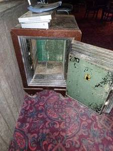 lot 70 image: Large Combination Safe
