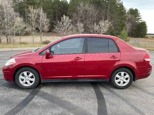 2011 Nissan Versa 1.8 SL - 2 OWNERS