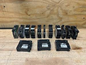 lot 52 image: Lot of 20 Amp Breakers