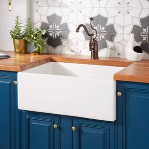 lot 4 image: SIGNATURE HARDWARE 27 Torun Fireclay Farmhouse Sink - White