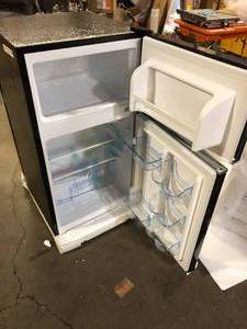Frigidaire 3.2 cu. ft. 2 Door Retro Mini Fridge in Black  Customer Returns  See Pictures