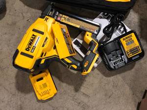 DEWALT 20V MAX XR Lithium-Ion Cordless 18-Gauge Narrow Crown Stapler Kit with 2.0Ah Battery, Charger and Contractor Bag   Customer Returns  See Pictures