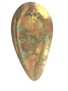 lot 9 image: Mid Century Hammered Brass Sculptural Tray #2