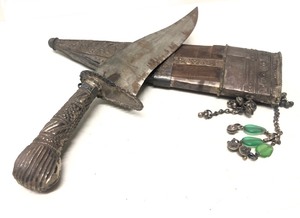 lot 144 image: Excellent Early Antique Yemeni Dagger
