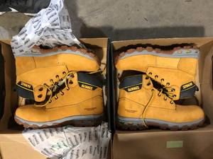 lot 36 image: Lot of Dewalt Working Shoes Various Sizes Customer Returns See Pictures