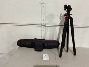 lot 143 image: Neewer Professional Tripod