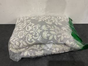 lot 193 image: Laura Ashley Rowland Comforter