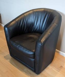 lot 64 image: Natuzzi Black Leather Swivel Chair