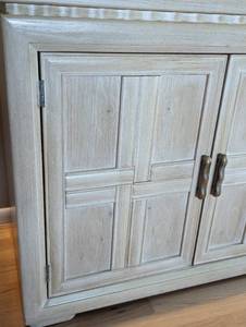 lot 62 image: Henredon Blonde Wood Sideboard