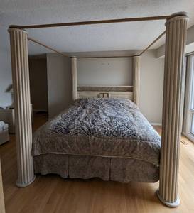 lot 51 image: Elegant Henredon King Size Four Poster Bed
