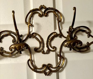lot 105 image: Beautiful Vintage Brass Wall Mount Coat Hook