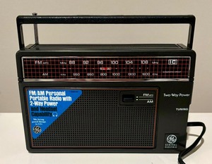 lot 138 image: Vintage General Electric AMFM Portable Radio with Two Way Power