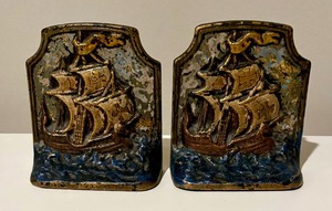 lot 139 image: Vintage Ship Pattern Brass Bookends